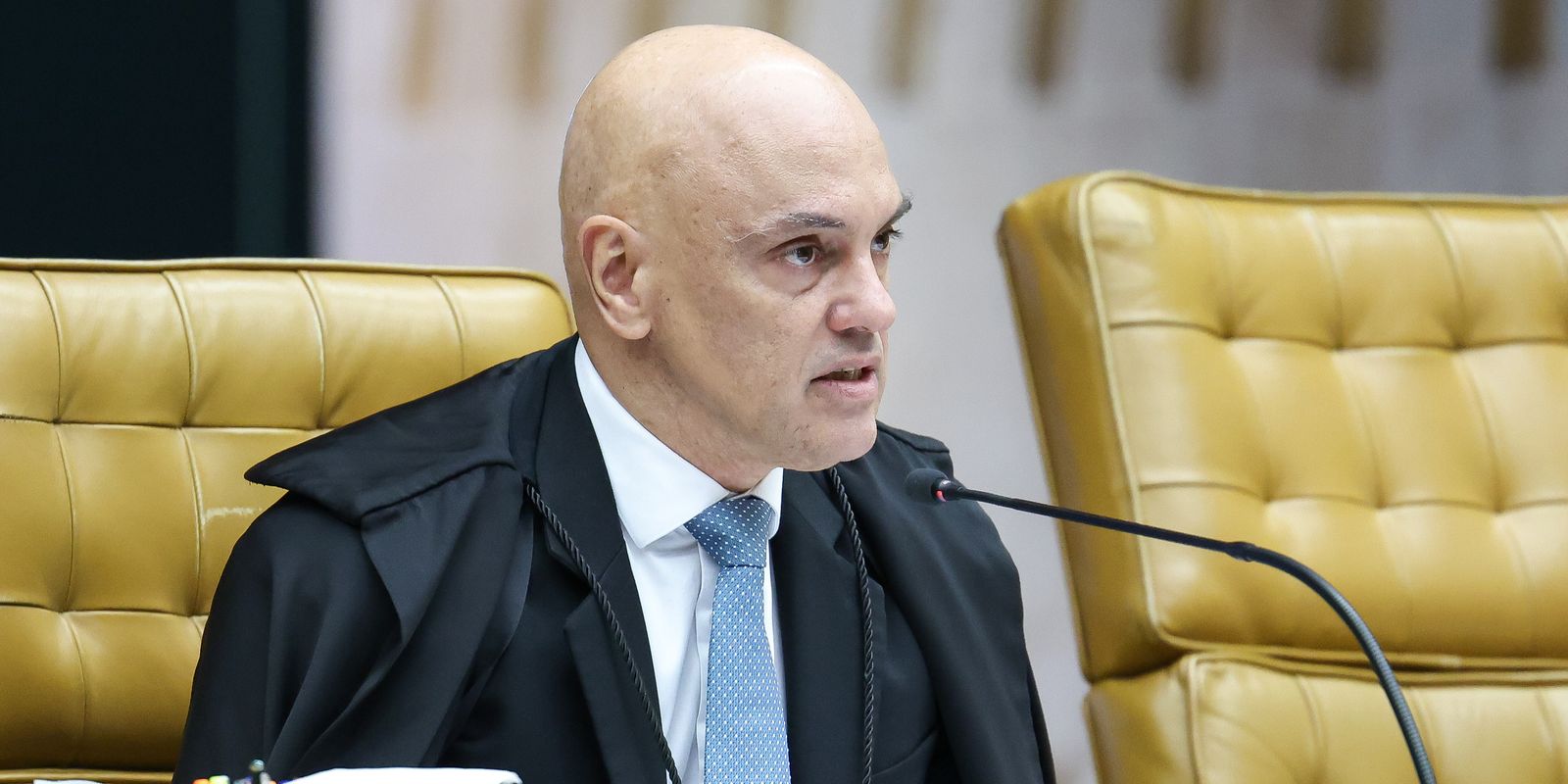 Moraes suspende visitas de Flávio Bolsonaro a Jair Bolsonaro em prisão domiciliar