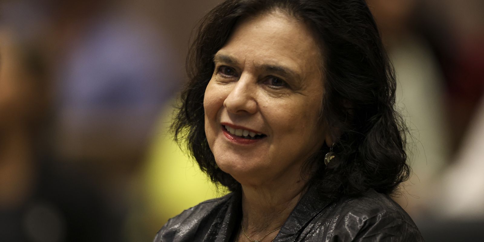 Nísia Trindade lança livro sobre memórias e bastidores da pandemia de covid-19