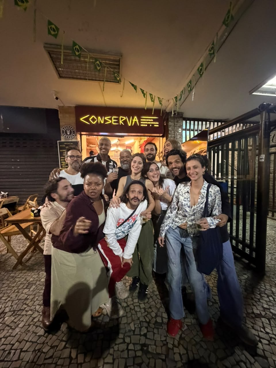 Elenco da peça O Beijo no Asfalto comemora apresentação em bar no Rio