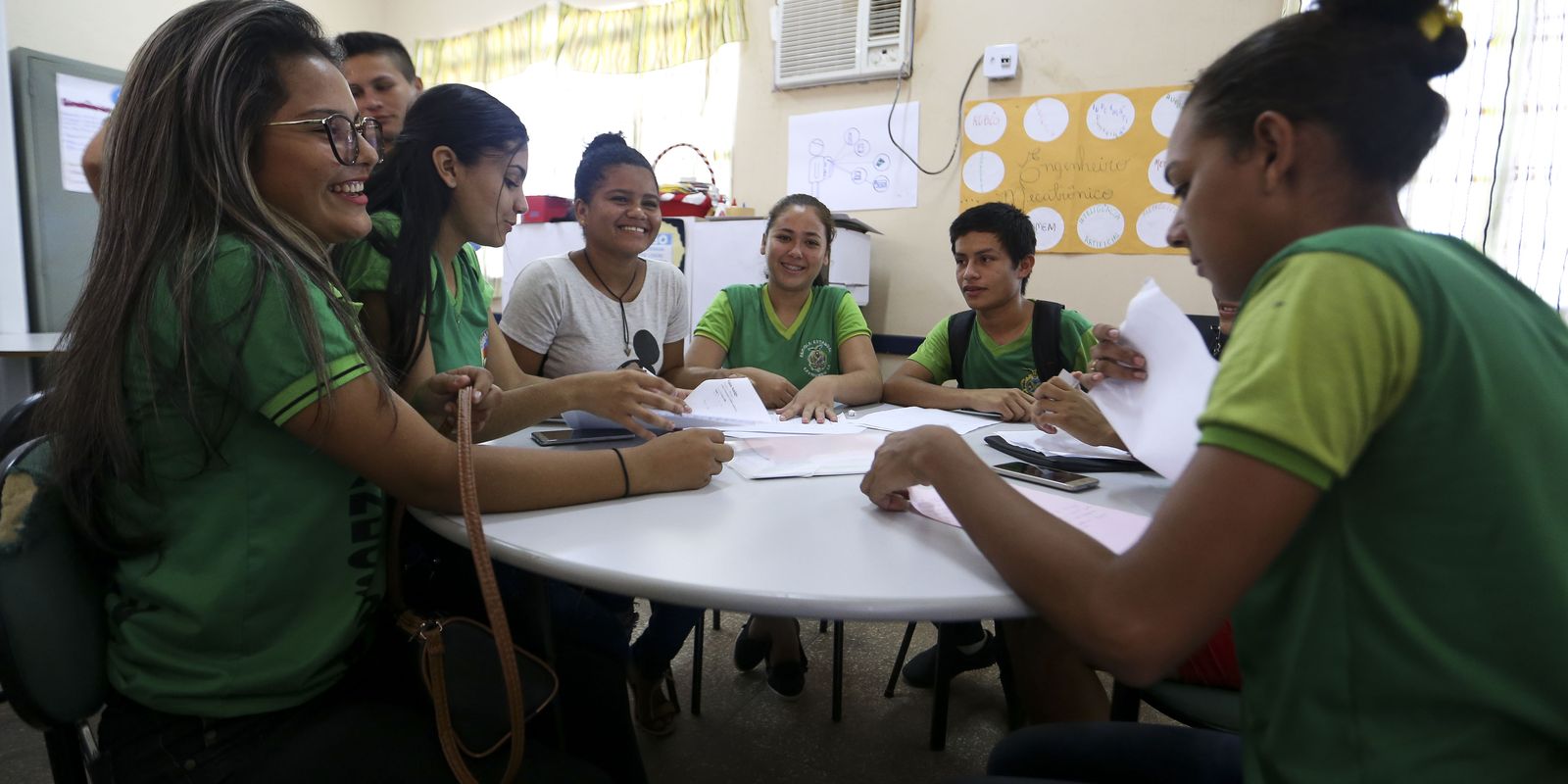 Pé-de-Meia: estudantes nascidos em setembro e outubro recebem pagamentos de R$ 200