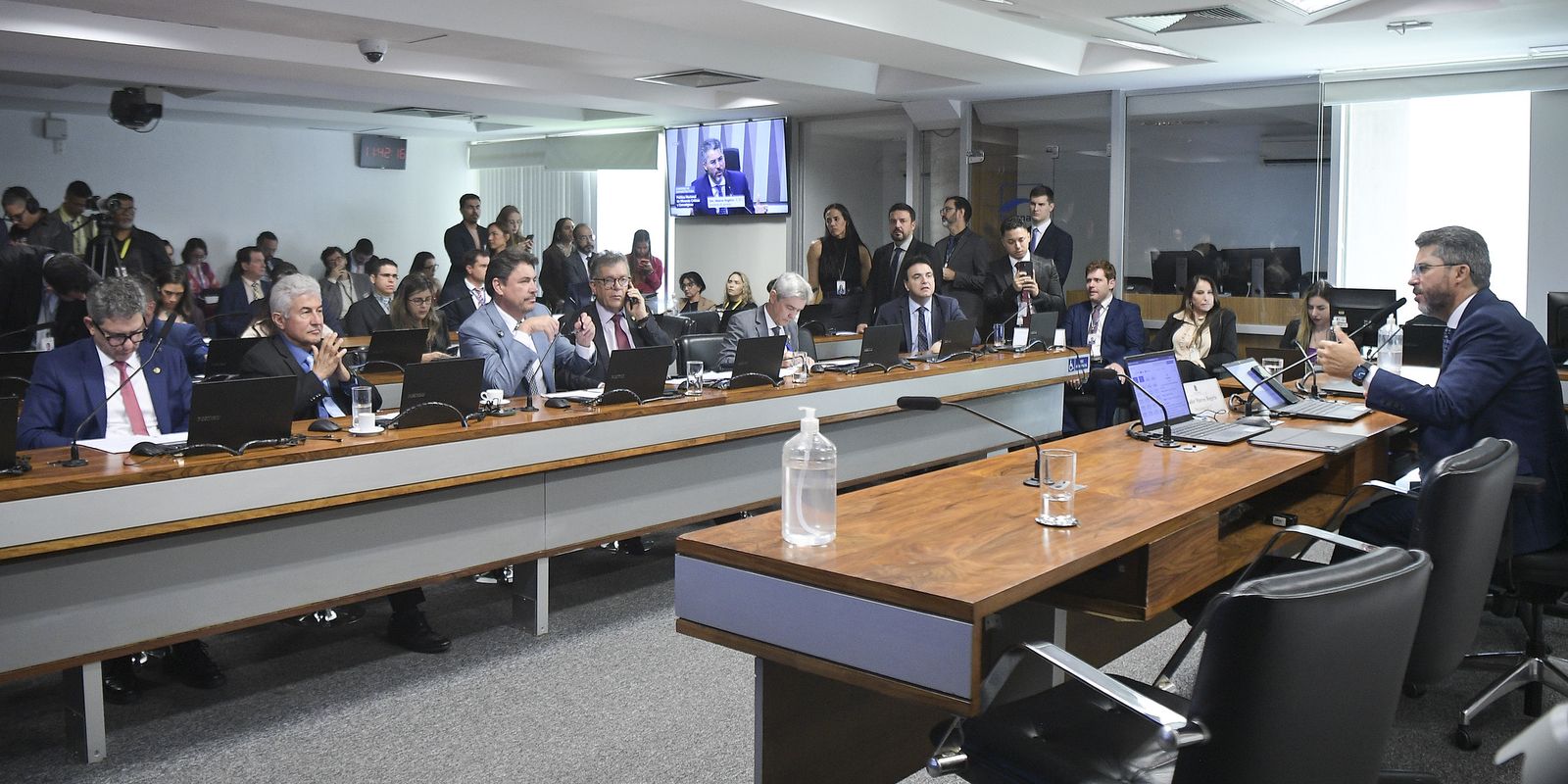 Votação da política de minerais críticos é adiada por pedido de vista