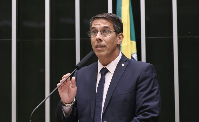 Projeto de lei quer impedir postos de combustíveis de cobrar preços diferentes por Pix ou dinheiro