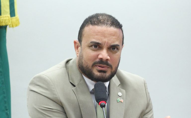 Projeto de lei busca reconhecer atividade de risco e autorizar porte de arma para auditores fiscais agropecuários