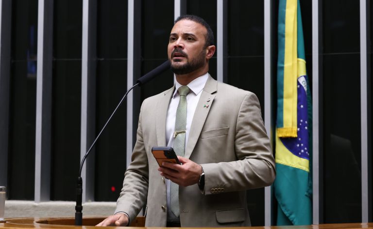 Projeto de lei propõe criminalizar o uso de animais no tráfico de drogas