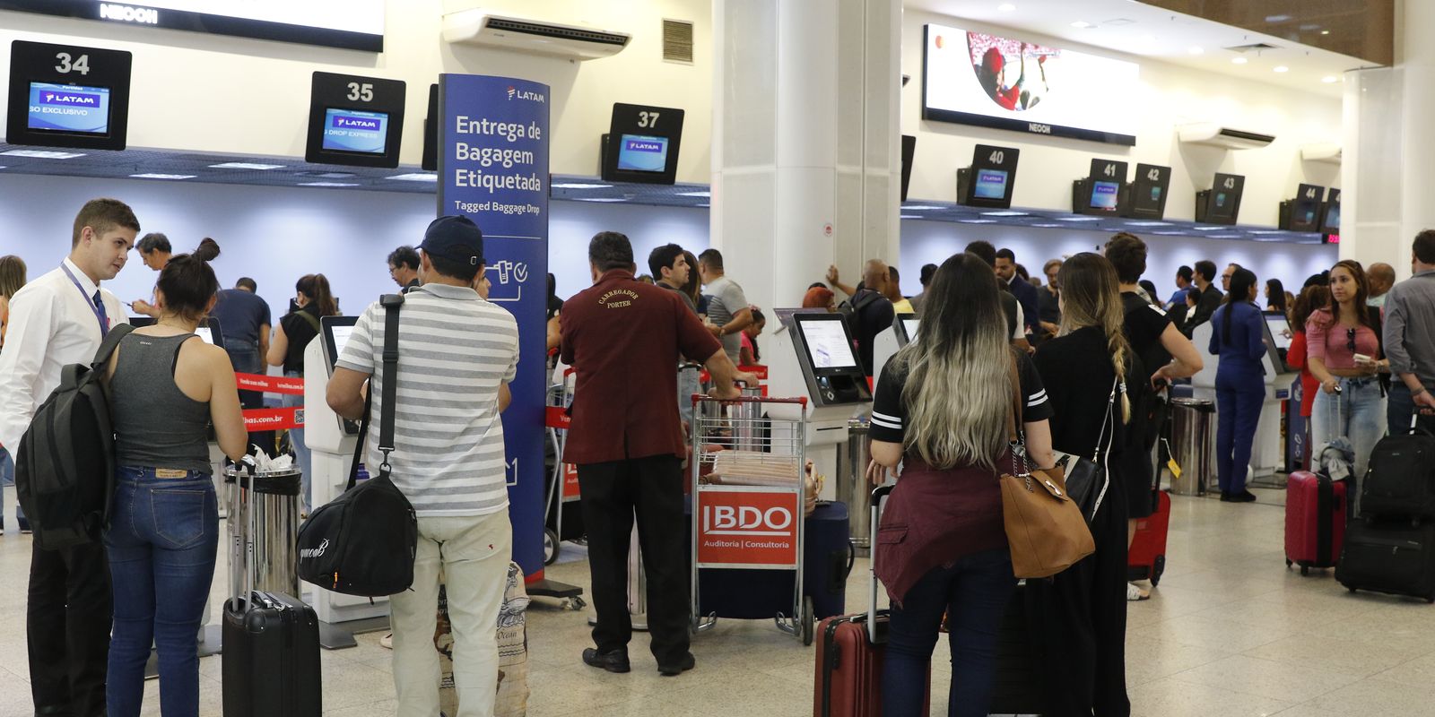 Setor de serviços registra queda de 0,4% em maio, impulsionado pelo recuo dos transportes, revela IBGE