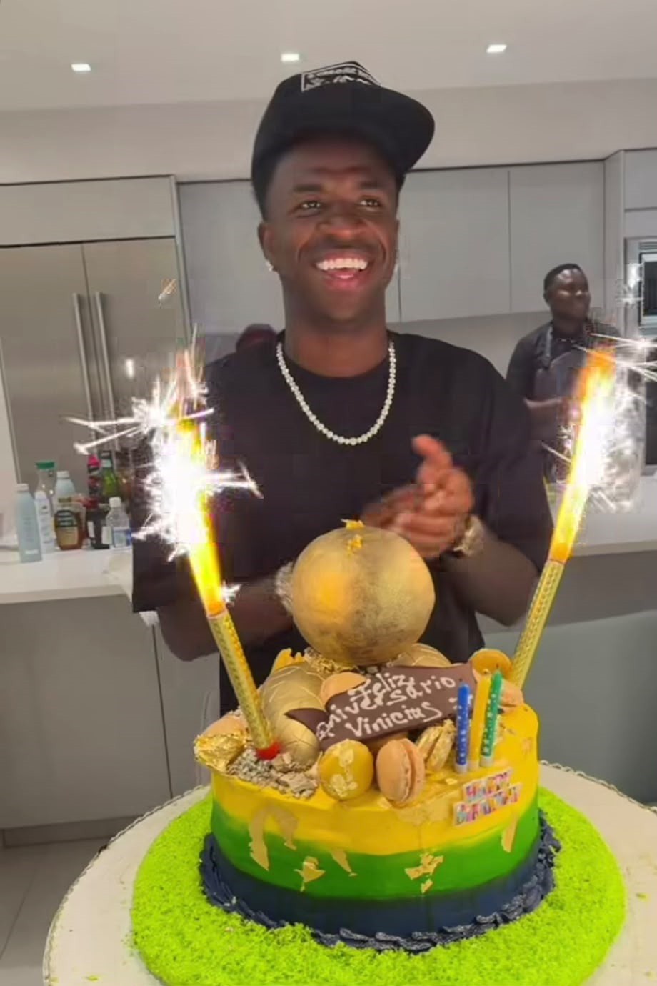 Vini Jr. comemora aniversário de 26 anos com festa temática de futebol na Sardenha