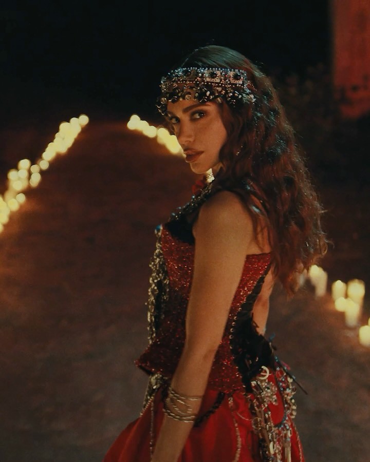 Anitta assume o posto de rainha de bateria da Grande Rio no Carnaval