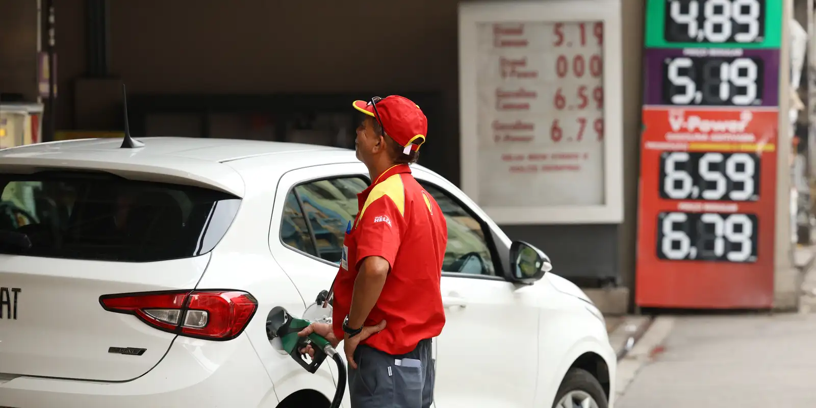 Aumento de etanol na gasolina gera debate sobre impactos em veículos no país