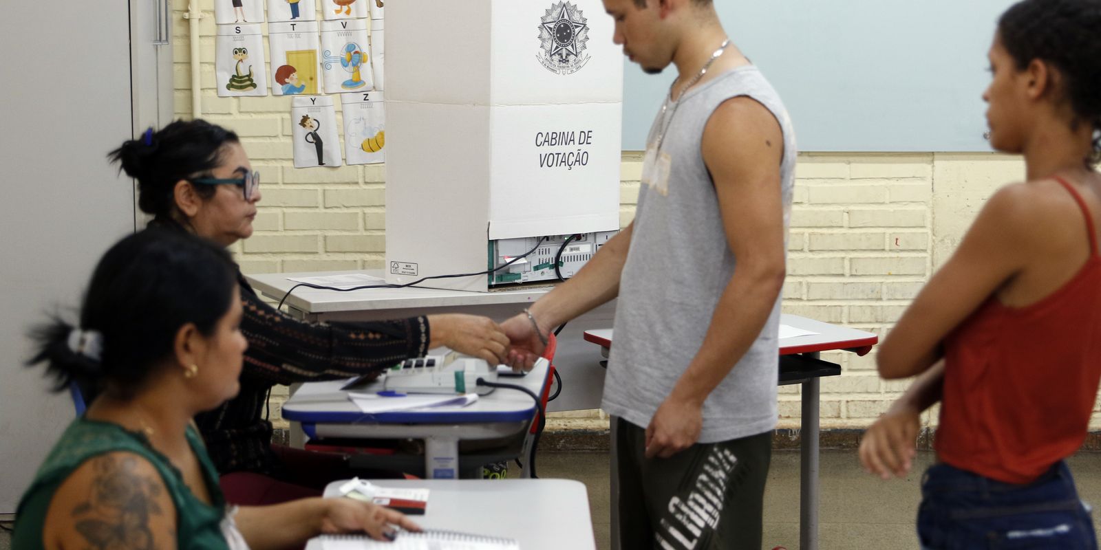 Eleitorado jovem no Brasil encolhe 22% em 16 anos com o envelhecimento da população
