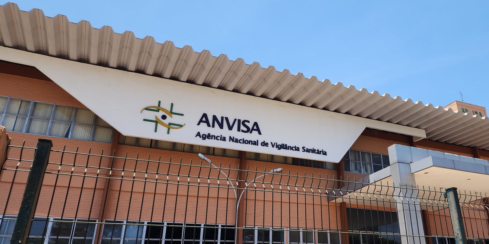 Anvisa determina a proibição de cosméticos sem registro no país