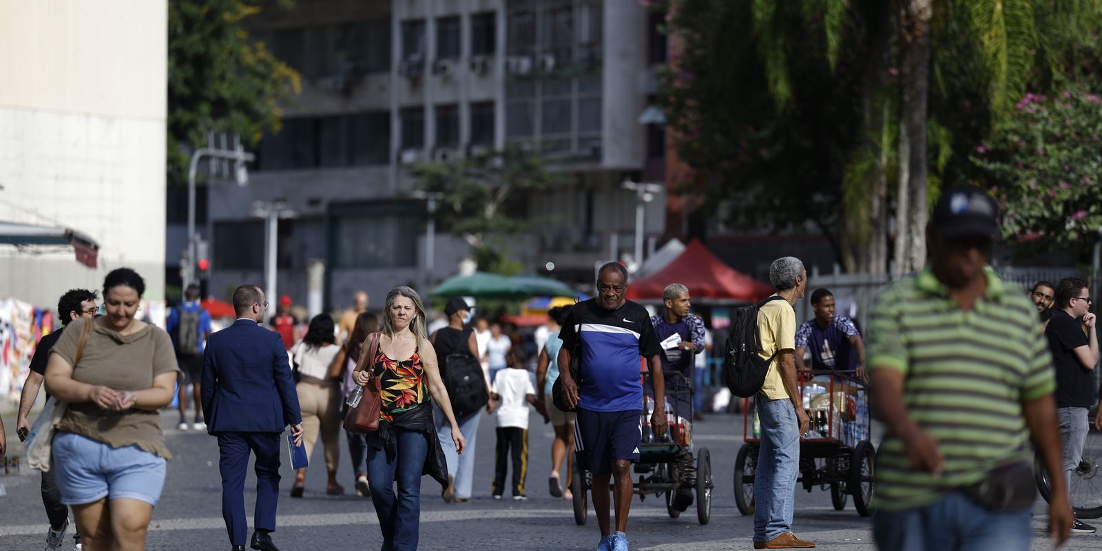 Crescimento populacional desacelera e atinge 0,37% em 2026 segundo dados divulgados pelo IBGE
