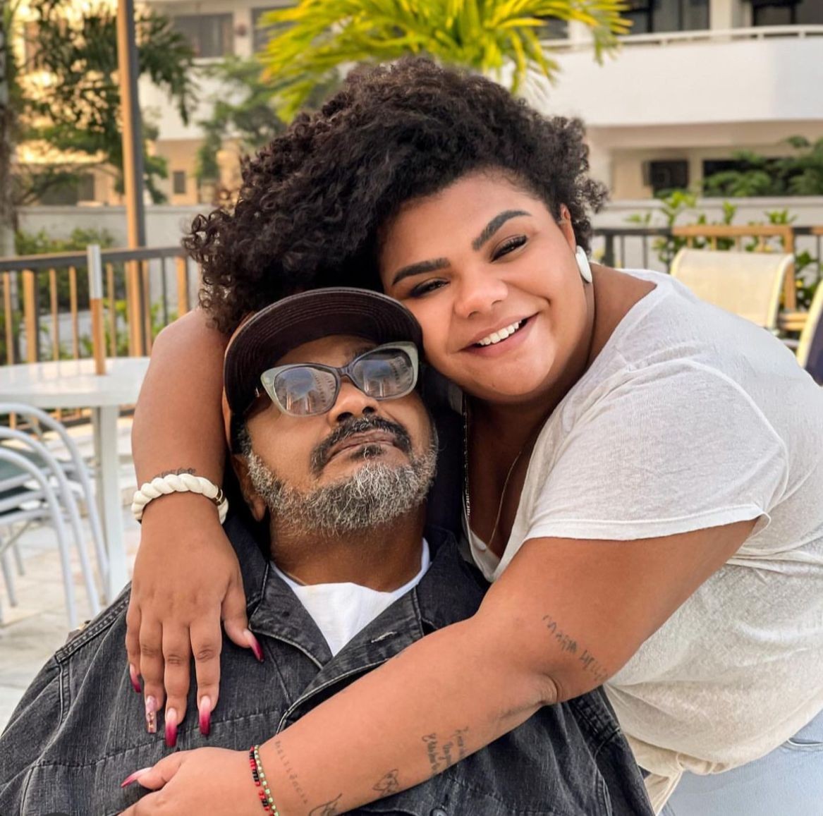 Flora Cruz emociona fãs com linda homenagem a Arlindo Cruz no Dia dos Pais