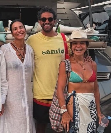 Ivete Sangalo curte férias na França ao lado do namorado Tiago Maia e da família