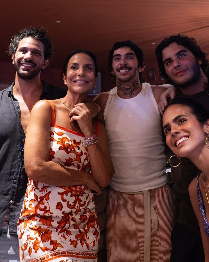 Ivete Sangalo na França surge ao lado do filho e do namorado em balada