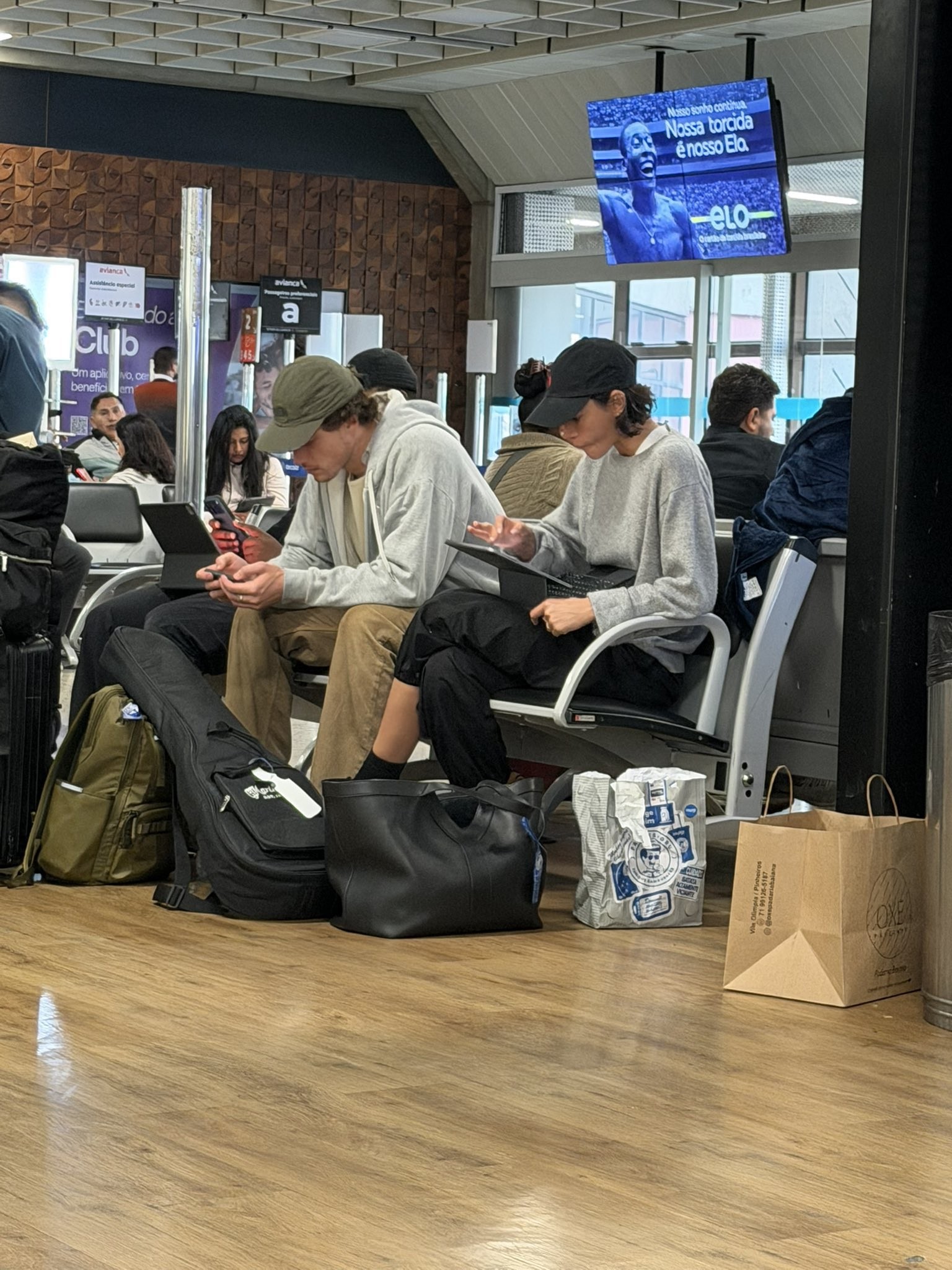 Bruna Marquezine e Shawn Mendes são vistos em aeroporto de São Paulo