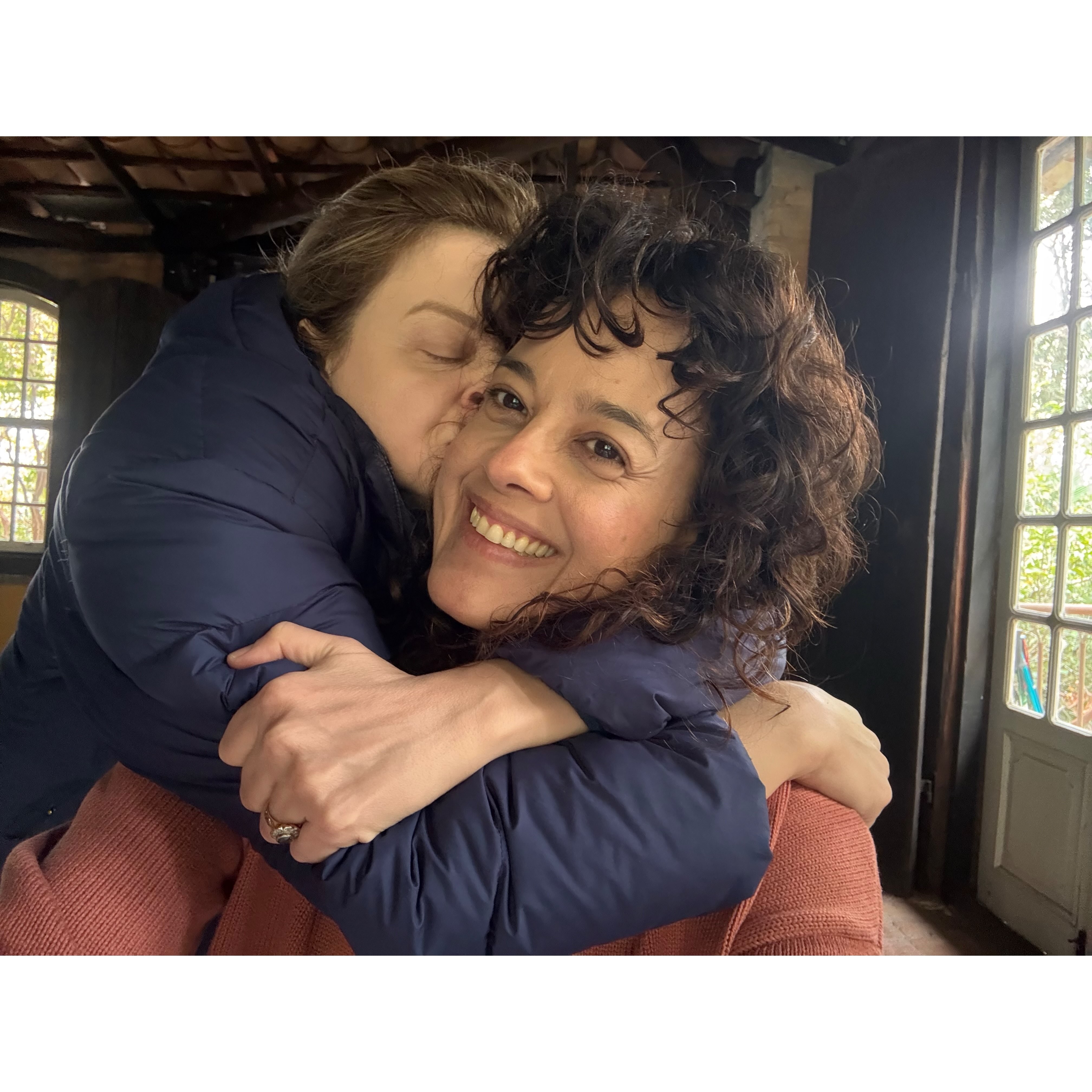 Maeve Jinkings celebra aniversário de 50 anos com a namorada em pousada no interior