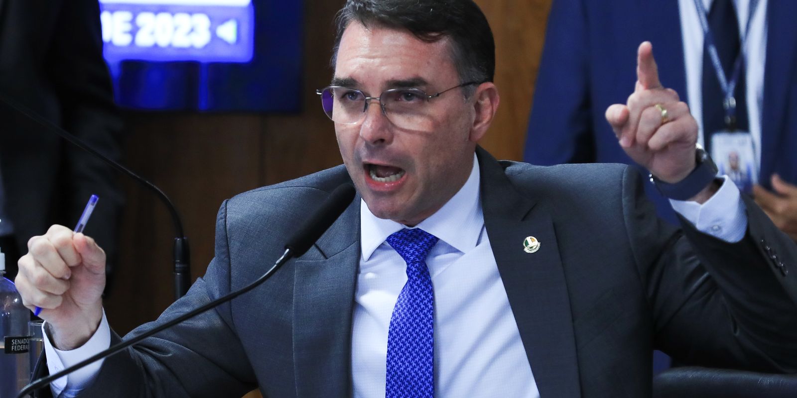 Missão pede investigação do TSE sobre filiação falsa de Flávio Bolsonaro