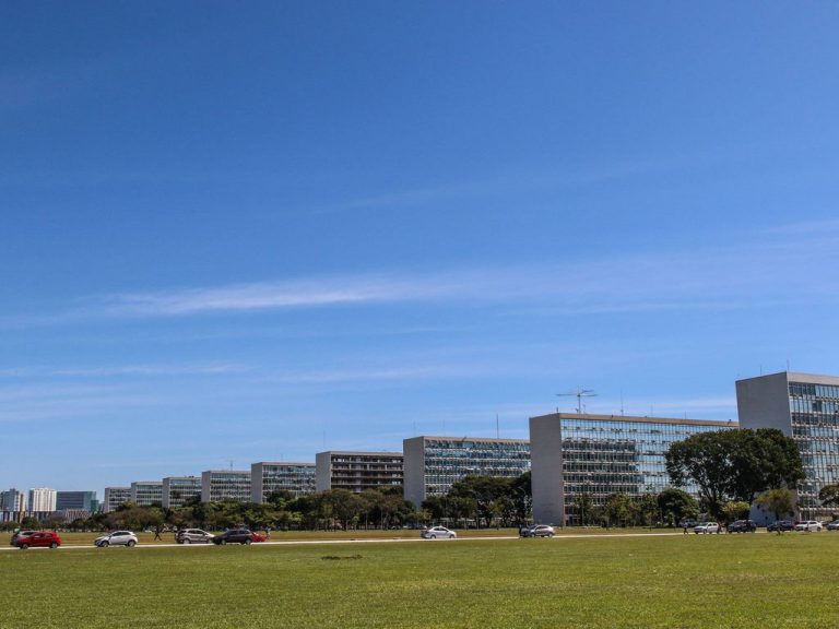 Orçamento de 2027 prevê salário mínimo em R$ 1.741 e corte de gastos