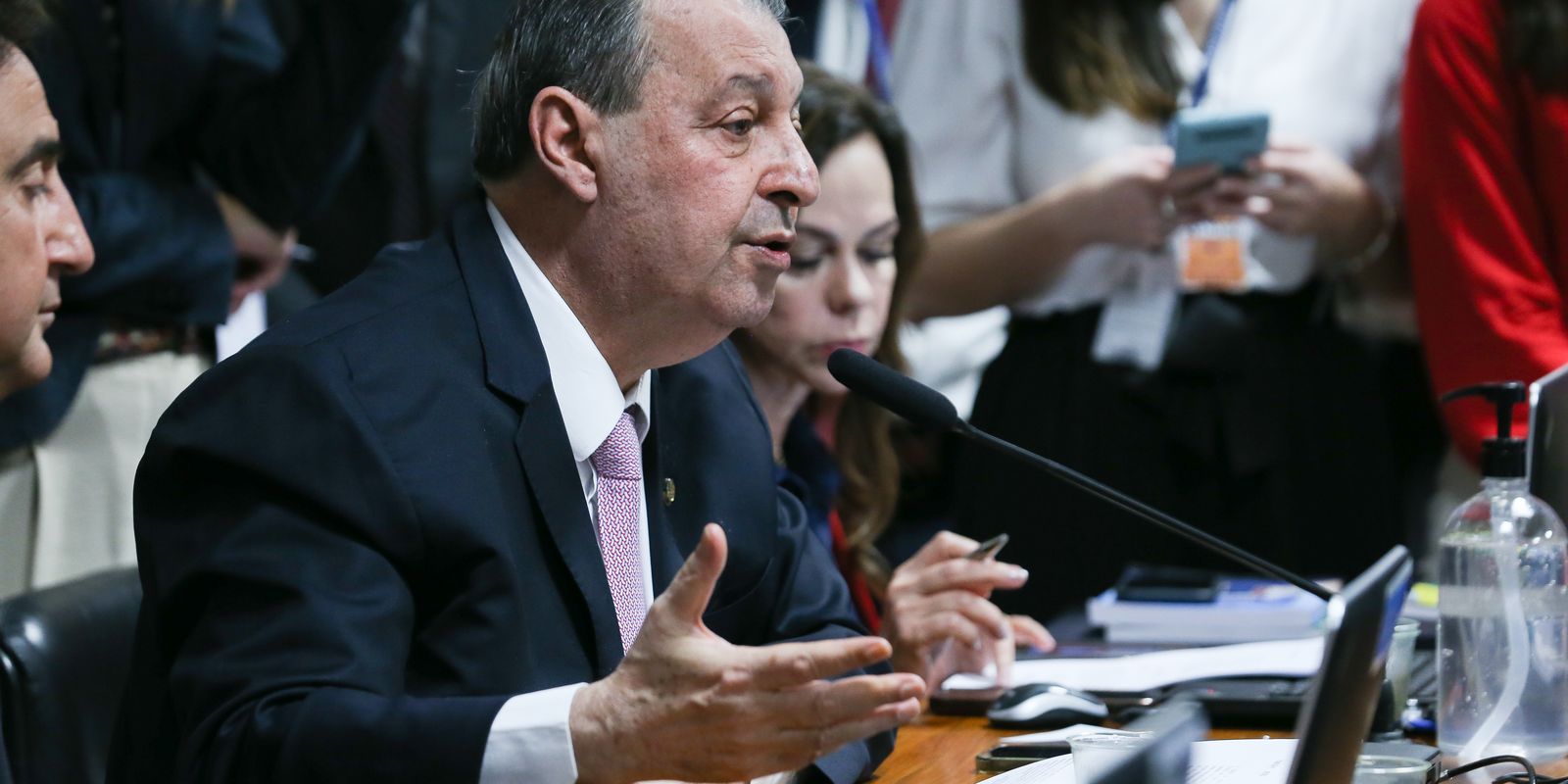 Relator da CCJ no Senado vota a favor da PEC do fim da escala 6x1