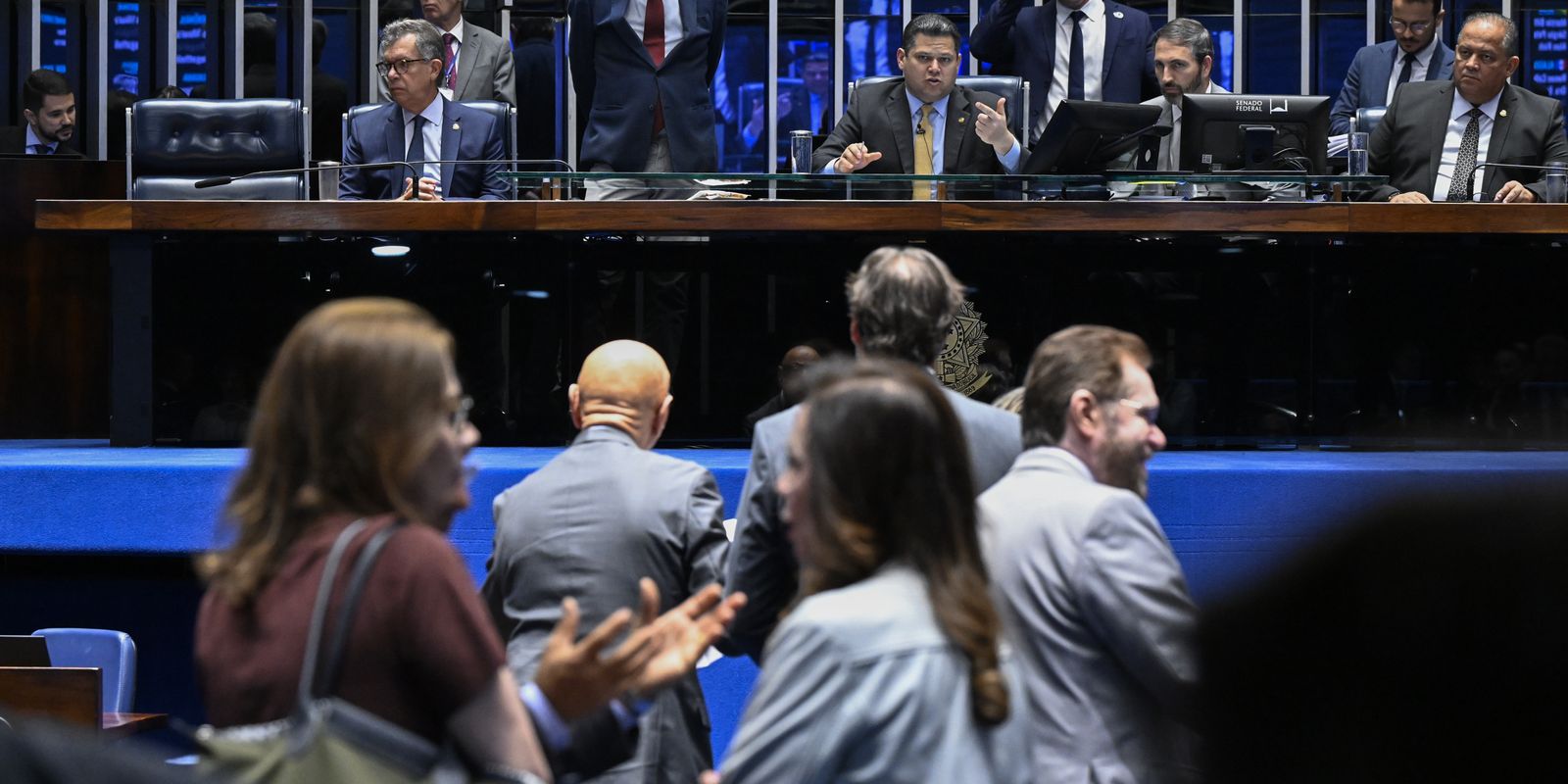 Senado deve votar fim da escala 6x1 após as eleições municipais, garante Alcolumbre
