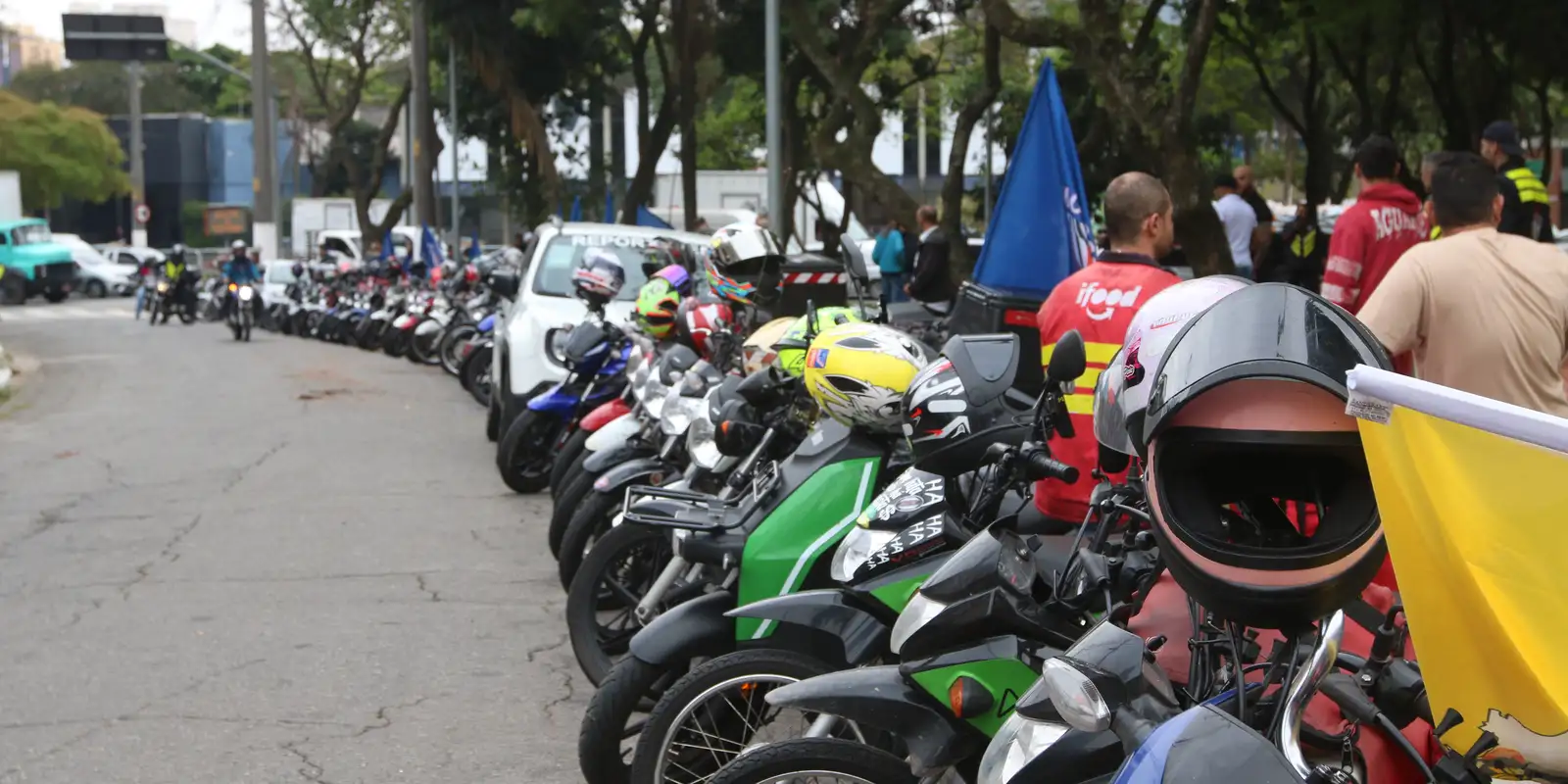 Apenas 19% dos motociclistas de app têm cobertura previdenciária no Brasil, aponta IBGE