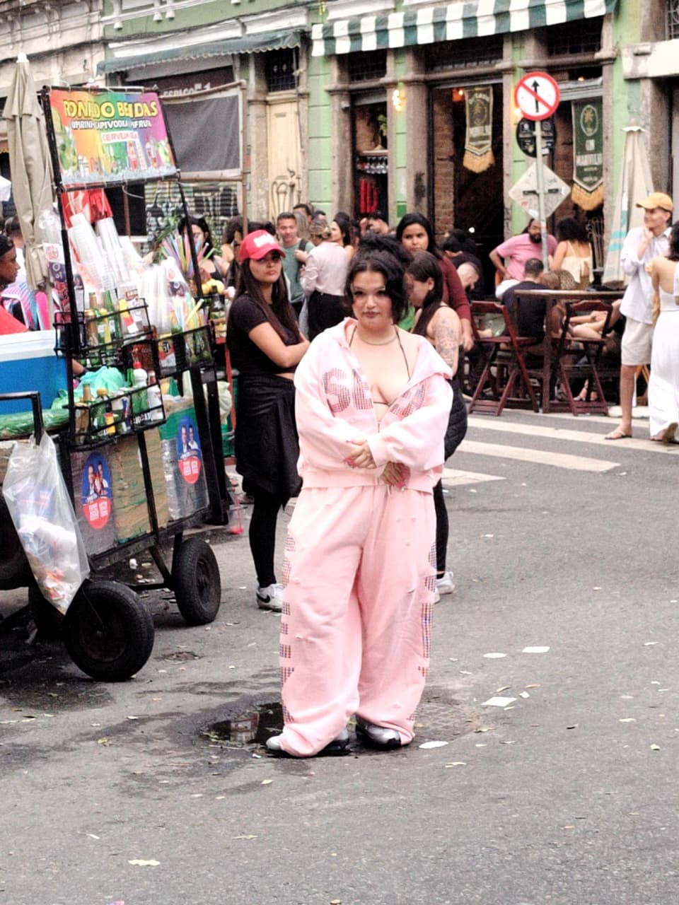 Atração do festival, Lola Young no Rio passeia pela Lapa antes de show