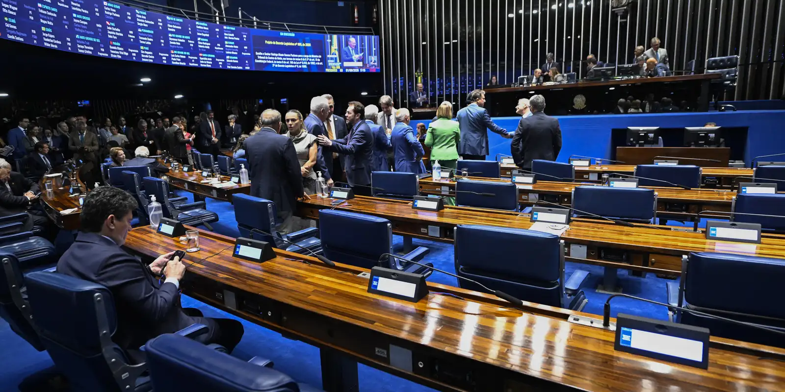 Omar Aziz articula rito especial para votar PEC da escala 6x1 no Senado Federal