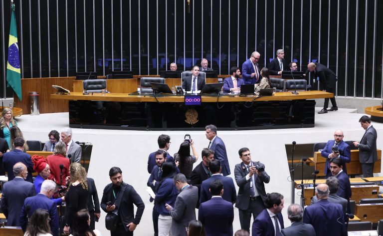 Câmara dos Deputados adia votação do fim da taxa das blusinhas para esta quinta-feira
