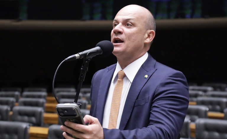 Câmara aprova novas regras para contagem do tempo de serviço de policiais e bombeiros