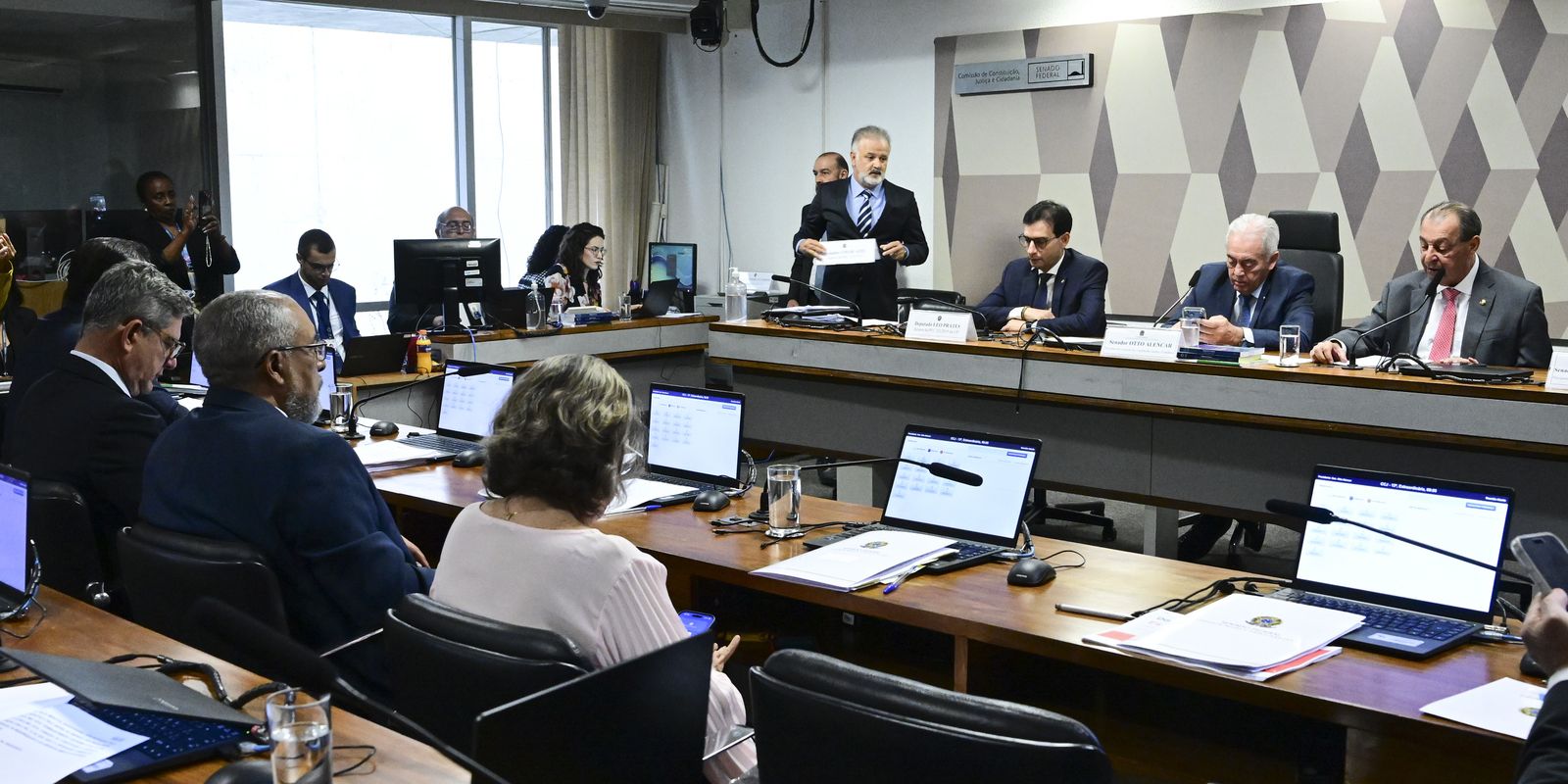 CCJ do Senado aprova proposta para o fim da jornada 6x1 no país