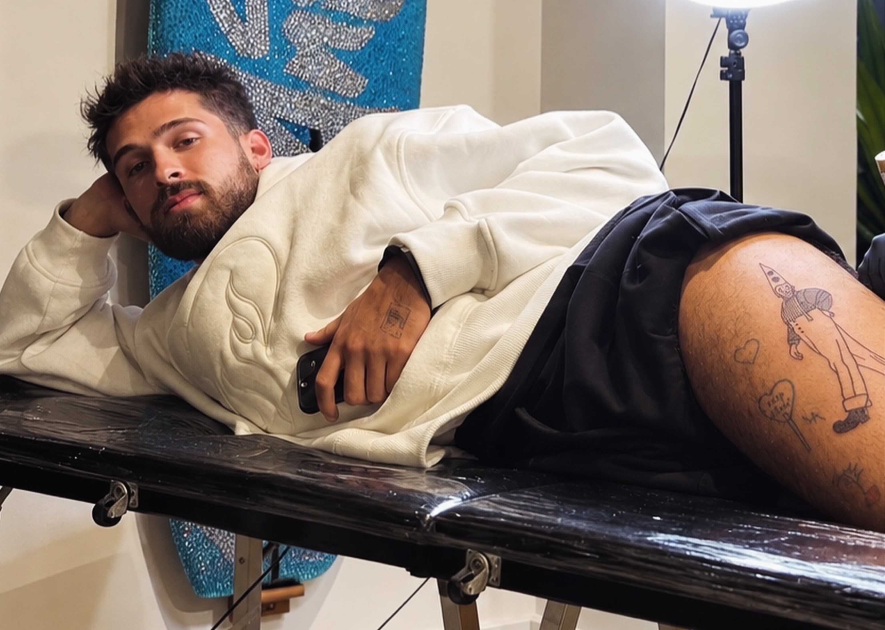 João Guilherme exibe nova tatuagem na coxa e avisa que não pretende parar