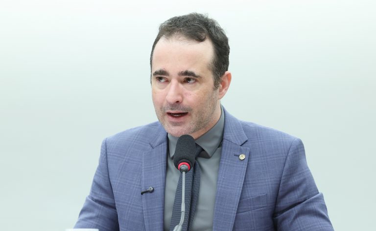 Comissão aprova projeto que cria o Auxílio Mãe Atípica de R$ 600