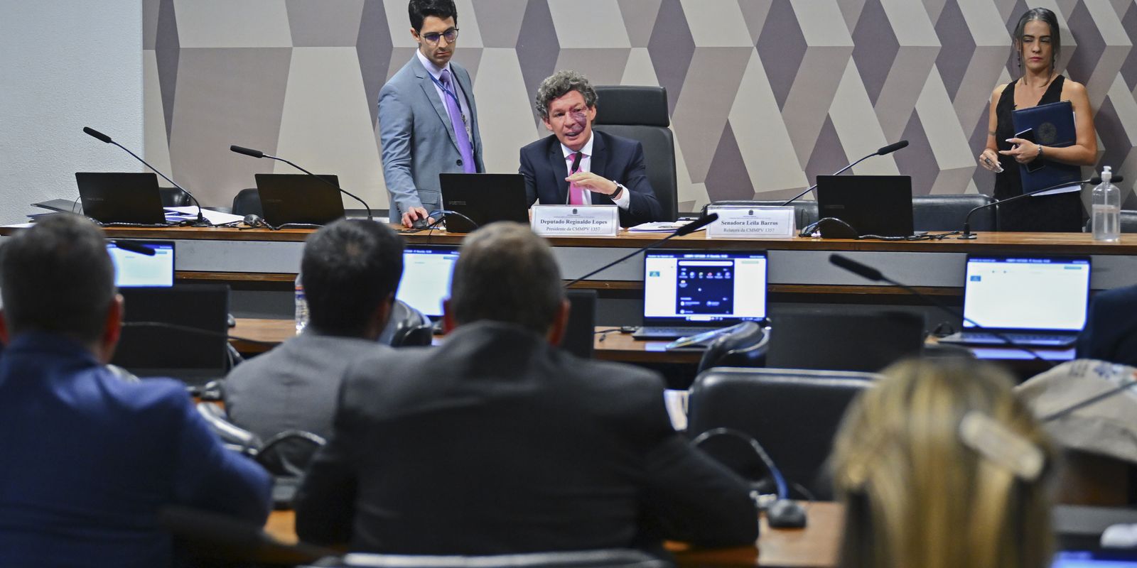 Comissão aprova taxa das blusinhas e texto segue para votação no congresso