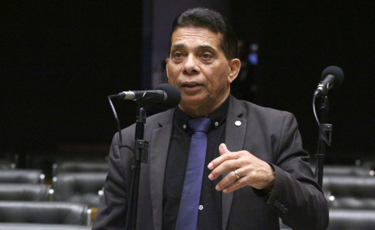 Comissão aprova projeto para ampliar o embarque armado em voos comerciais
