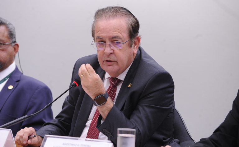 CCJ aprova projeto que permite extensão de estágio após a formatura