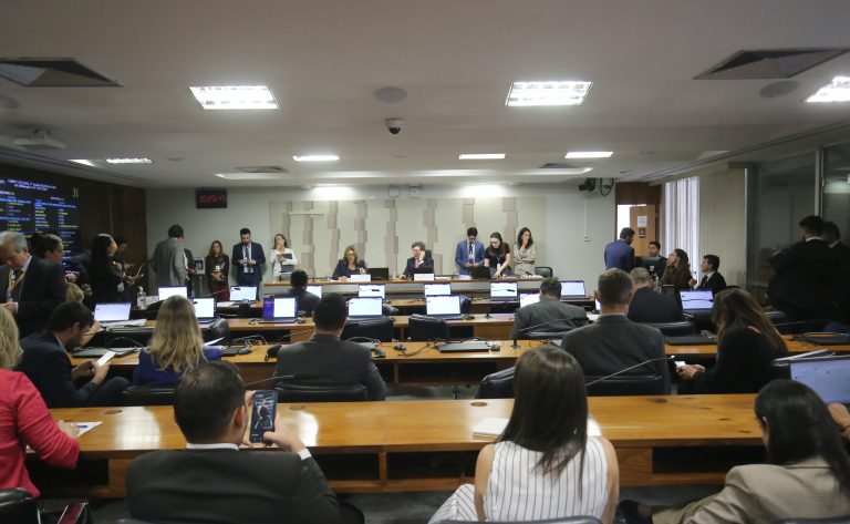 Comissão mista aprova fim da taxa das blusinhas e texto segue para a Câmara