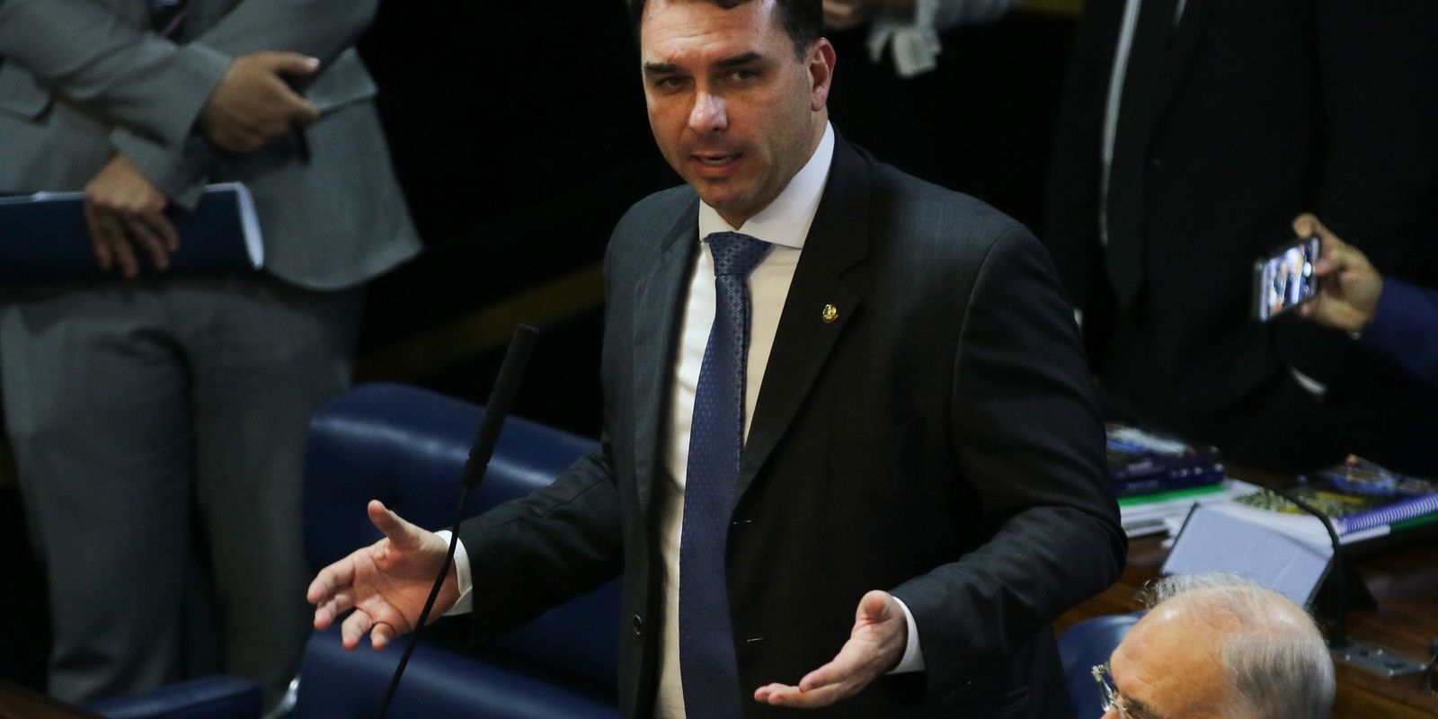 Defesa de Flávio Bolsonaro tenta mudar relatoria do caso Dark Horse no STF