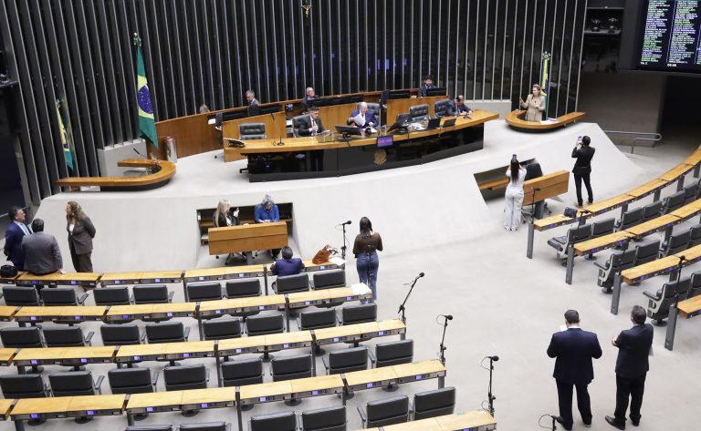 Câmara dos deputados inicia votações no plenário e aprova urgência para projetos