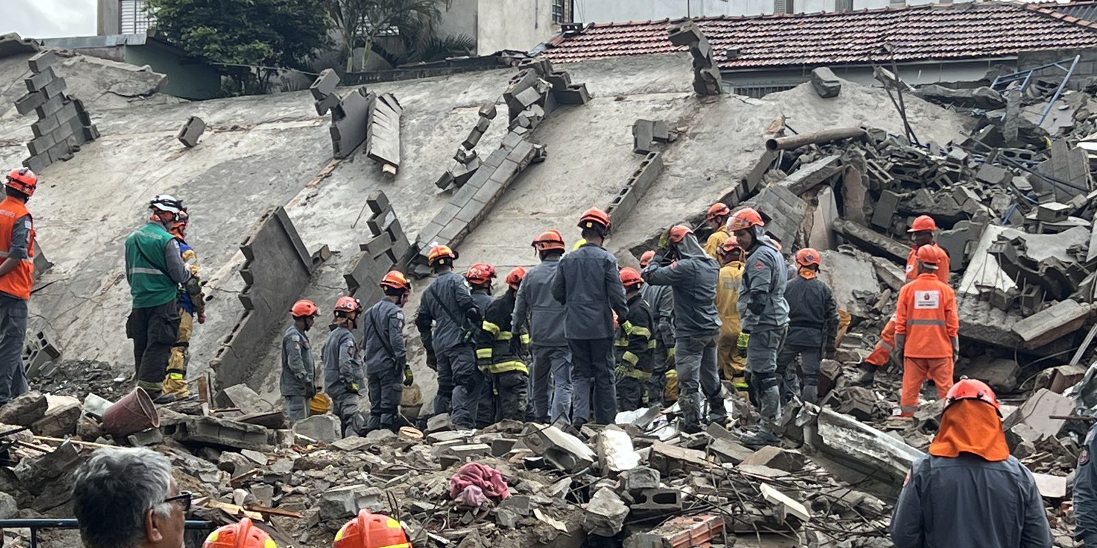 Desabamento de prédio em construção deixa mortos na Penha, em São Paulo