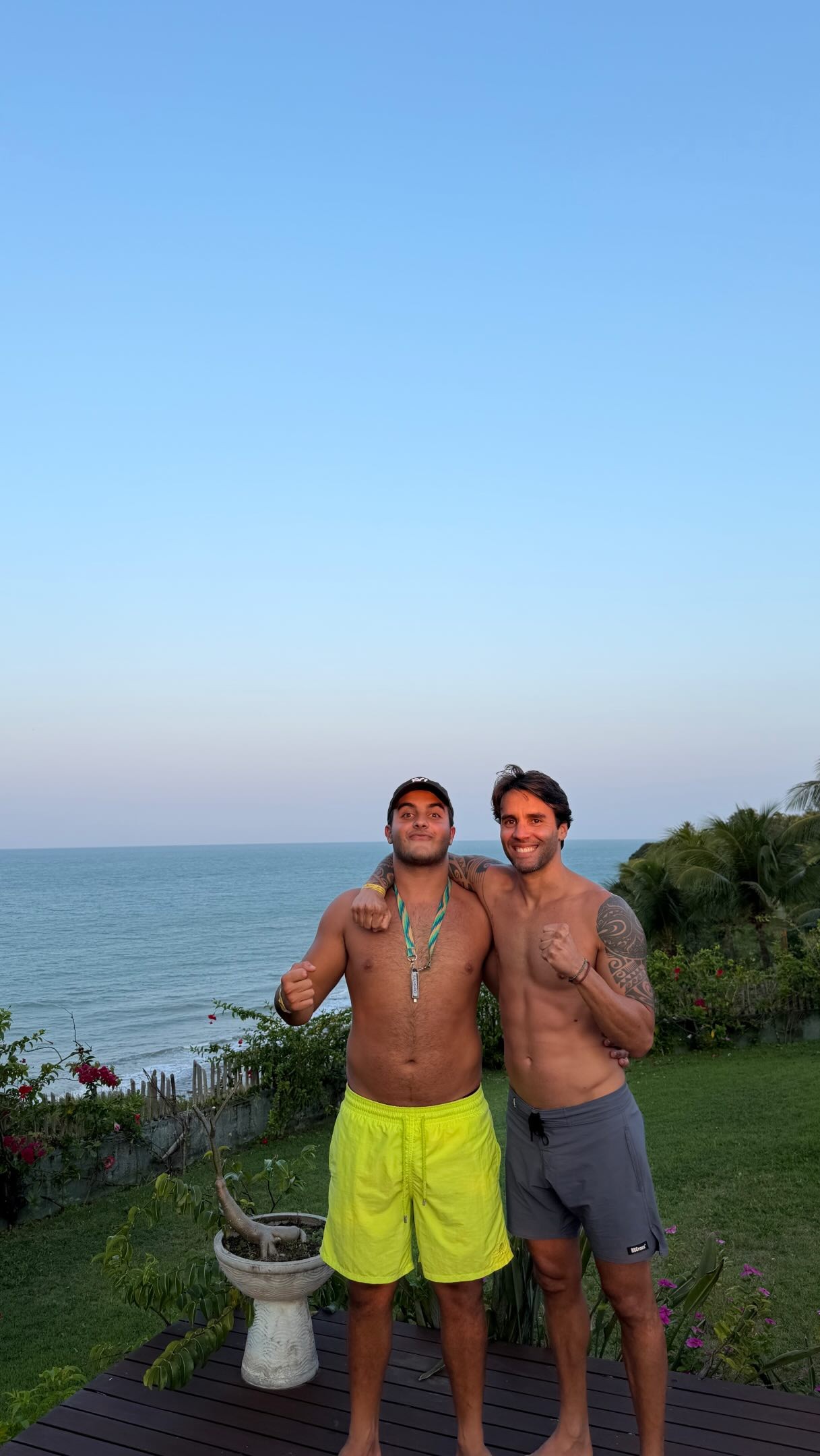 Marcelo Sangalo surge ao lado do pai em viagem e chama atenção na web
