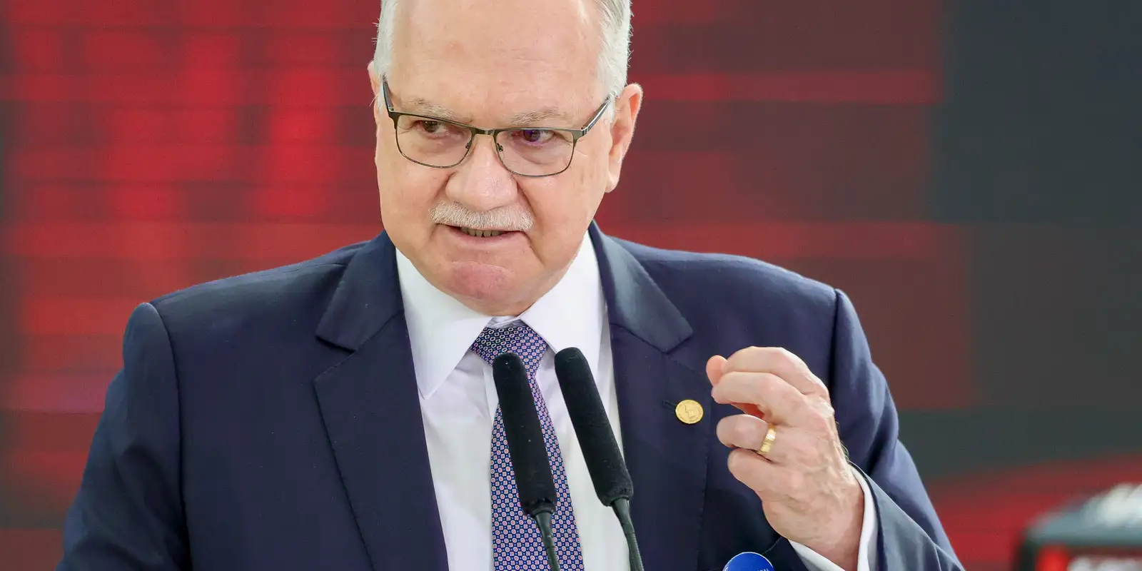 Fachin dá prazo para ministros se manifestarem sobre crise no STF