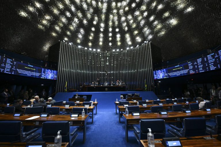 Maioria tenta reeleição na Câmara, mas cresce a busca por vagas no Senado