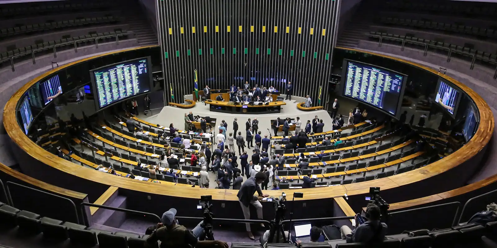 Deputados aprovam MP que zera a taxa das blusinhas e envia proposta ao Senado