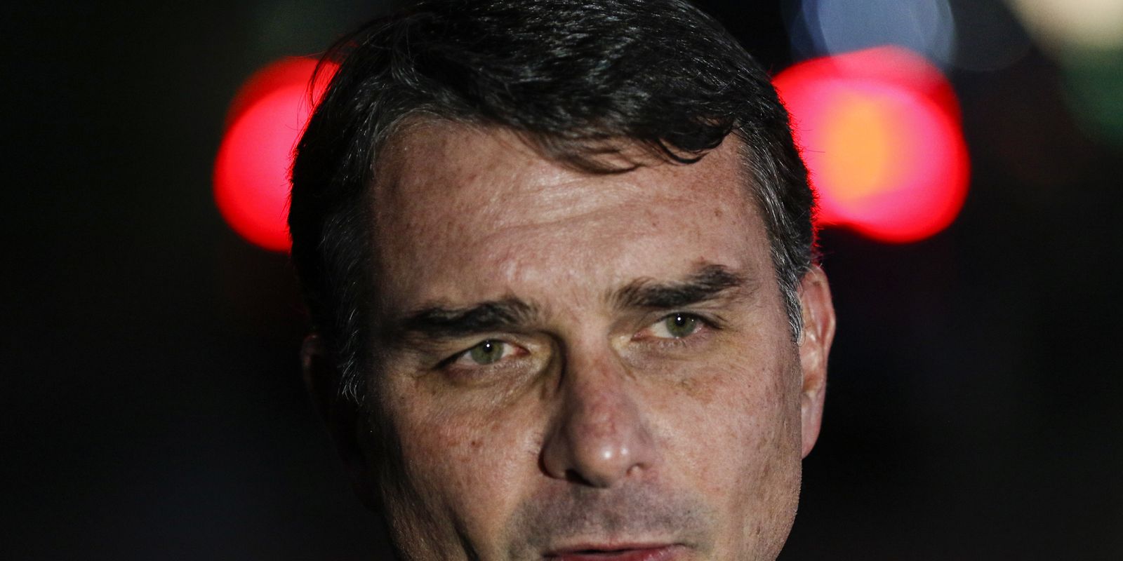 PF investiga mensagens de Flávio Bolsonaro a banqueiro sobre o filme Dark Horse