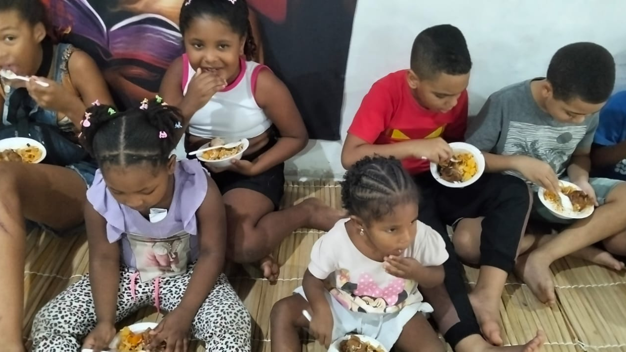 Crianças atendidas pelo projeto Kwe-indàná Gil Cuca Povo de Axé Contra Fome,