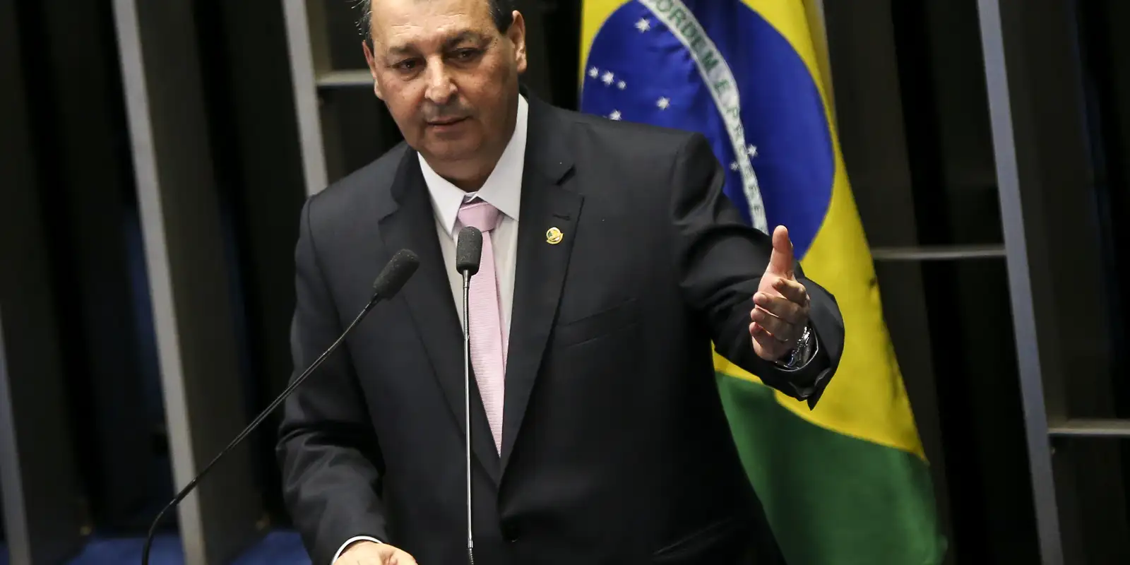 Senador Omar Aziz rejeita emendas da oposição para manter a jornada 6x1 na CCJ