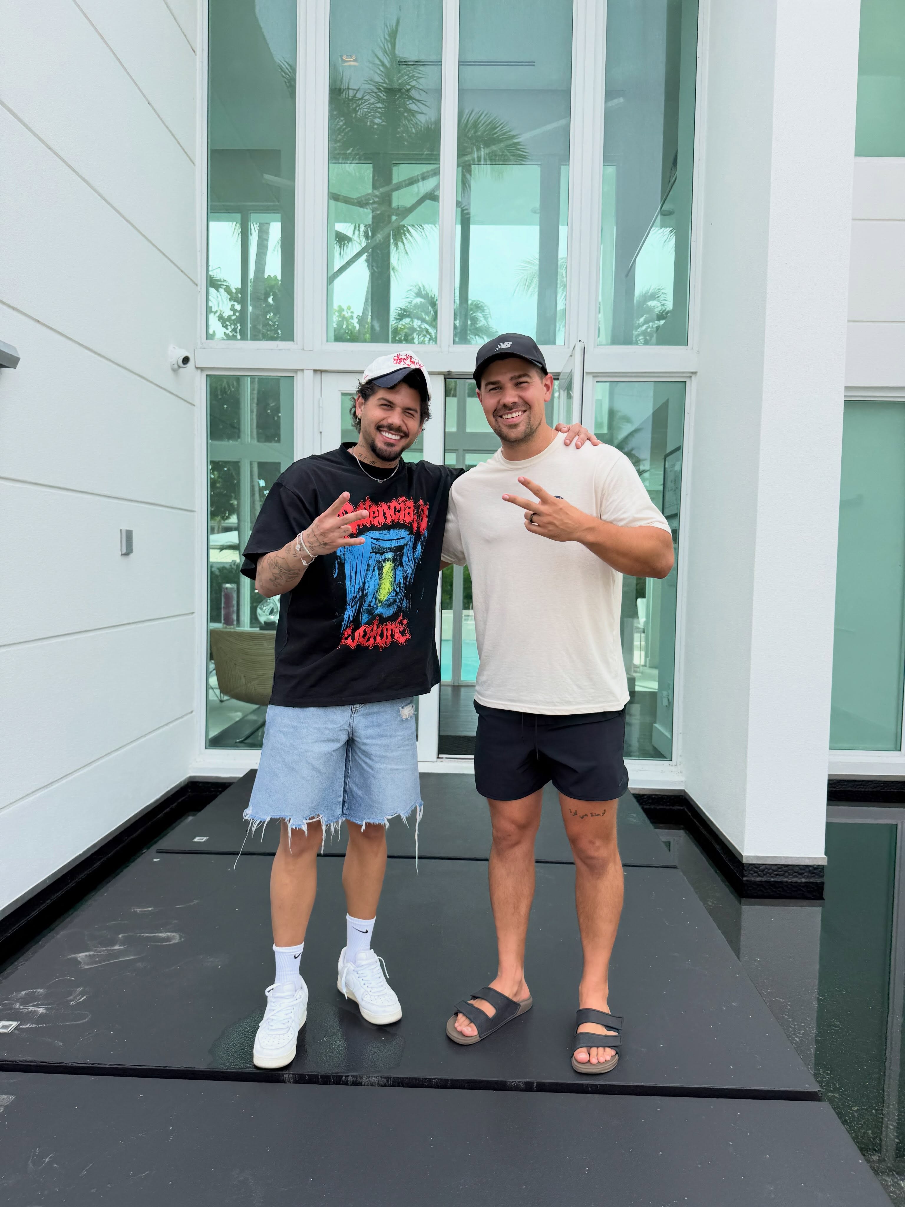 Sertanejo Zé Felipe procura mansão na Flórida para investir em imóveis