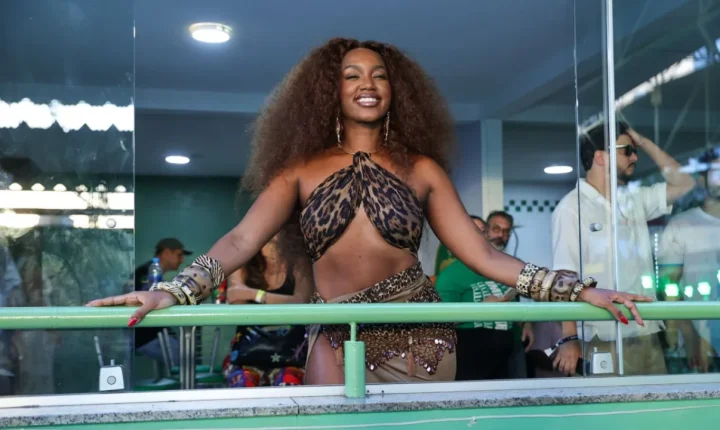 A cantora Iza deixa o posto de rainha de bateria da Imperatriz Leopoldinense