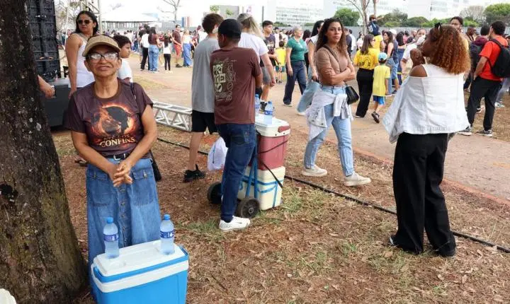 Trabalhadores ambulantes buscam sustento no desfile de 7 de setembro