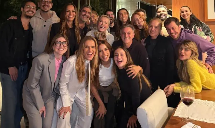 Anitta e Danilo Mesquita curtem cinema com famosos na mansão de Angélica